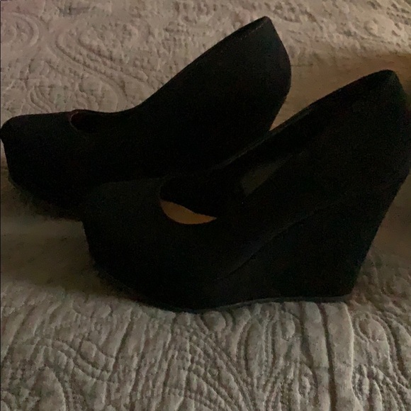 Women’s black wedges! - Picture 3 of 4
